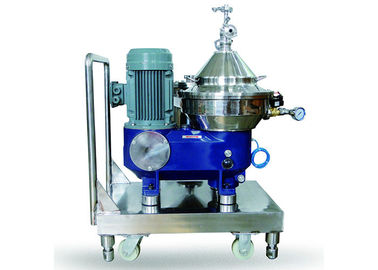 L'industriale ha usato la scrematrice e del latte/latte che screma la centrifuga del disco